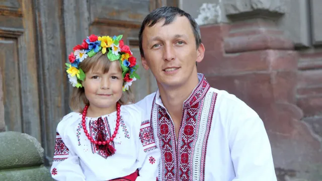 Батько й донька в народному вбранні (ілюстративне фото)