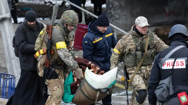 Будинок після бомбардування і рятувальні роботи