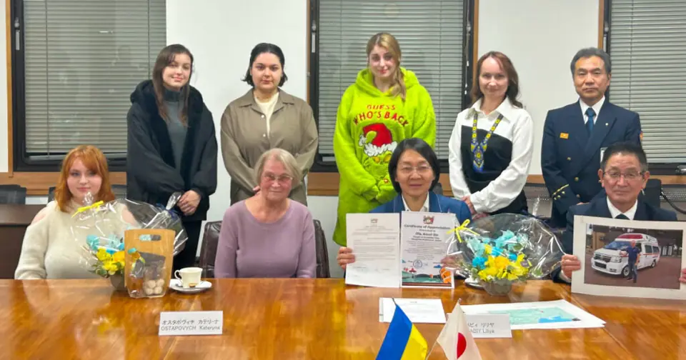 Kurashiki Mayor Kaori Ito holding the letter of appreciation, with members of NPO EURASIA (December 23, 2025)