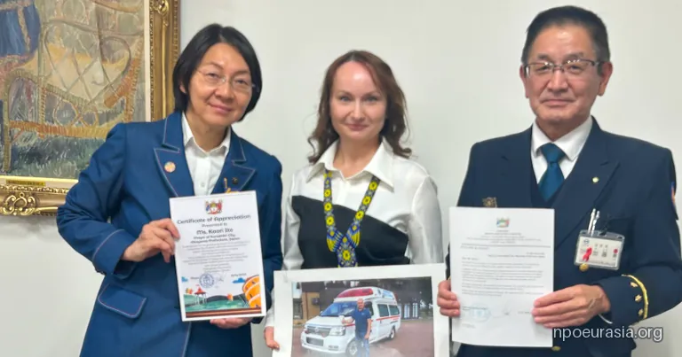 The Mayor of Kurashiki and others holding the letter of appreciation from Trostianets and a photo of the ambulance in use there (December 23, 2025)