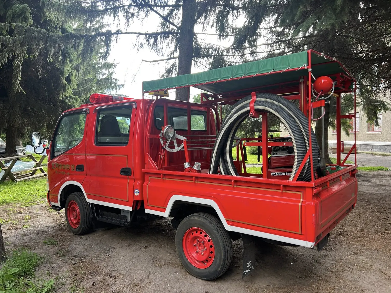 ビロピッリャに届いた、ホースを積んだ小型の消防車