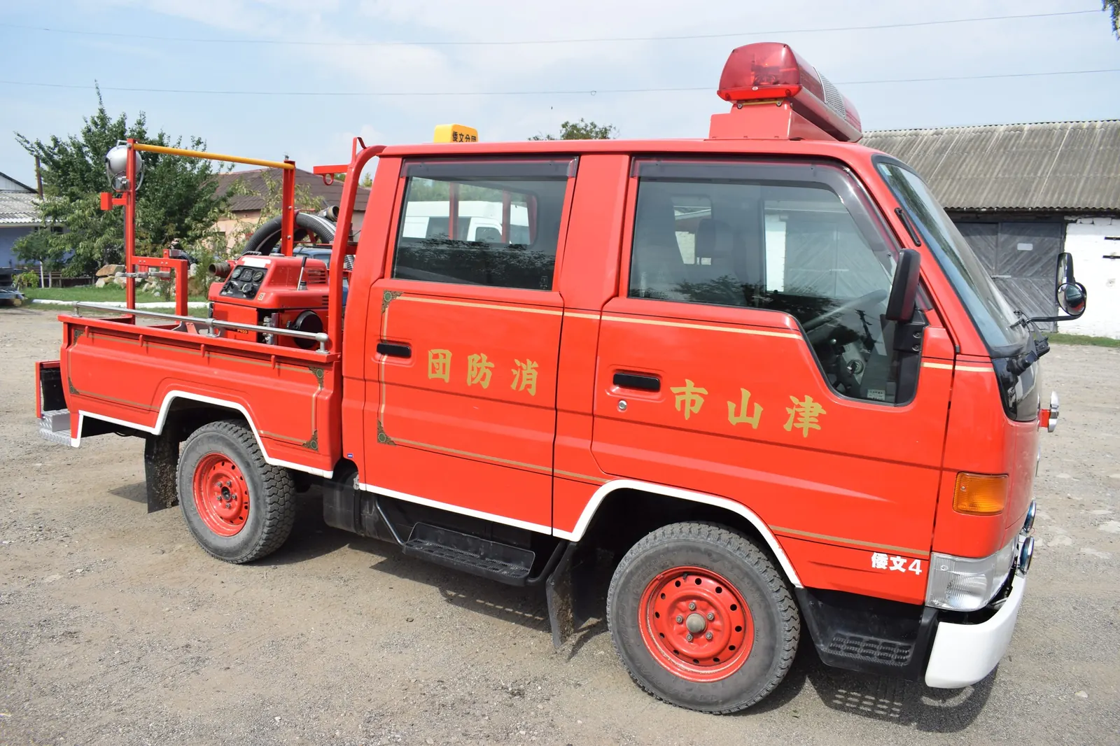 ソキリャニに届いた、津山市消防団の文字が残る消防車