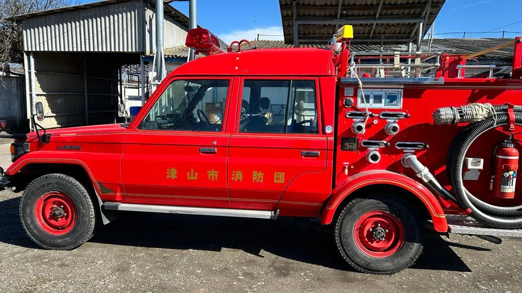 ミコライウカに届いた、津山市消防団の文字が残る消防車